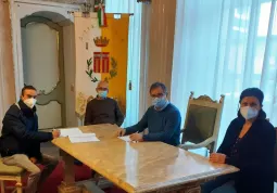 La firma della convenzione: da sinistra, il presidente del comitato San Barnaba Cristian Giordano, il sindaco Marco Gallo, l’assessore al Volontariato Ezio Donadio e l’assessora Lucia Rosso 